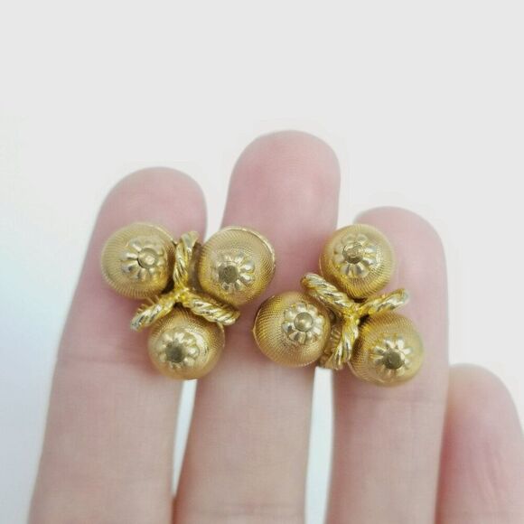 Vintage Gold Tone Triangle Shape Clip On Earrings, Unsigned, 80s Style Estate - Picture 7 of 7